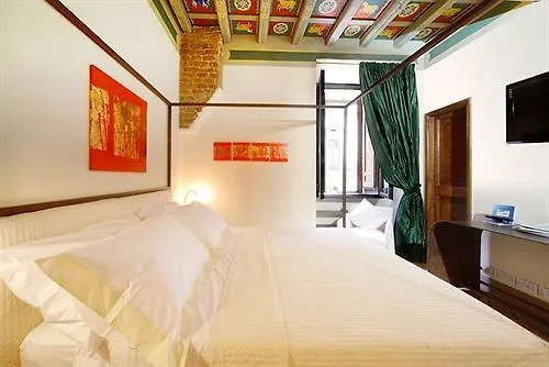Bed and Breakfast Residenza Torre Colonna 4*